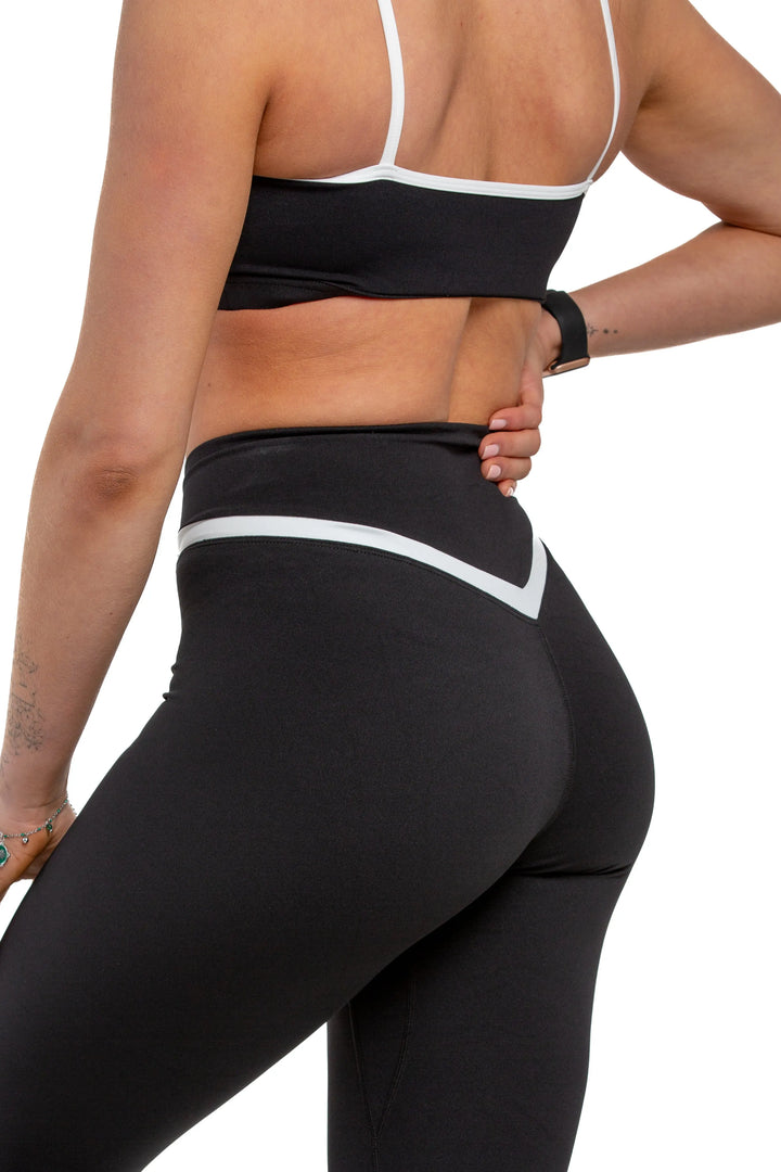 Two-Tone Sports Bra, Crotchless Shorts & Leggings Three-Piece Training Set Luxus